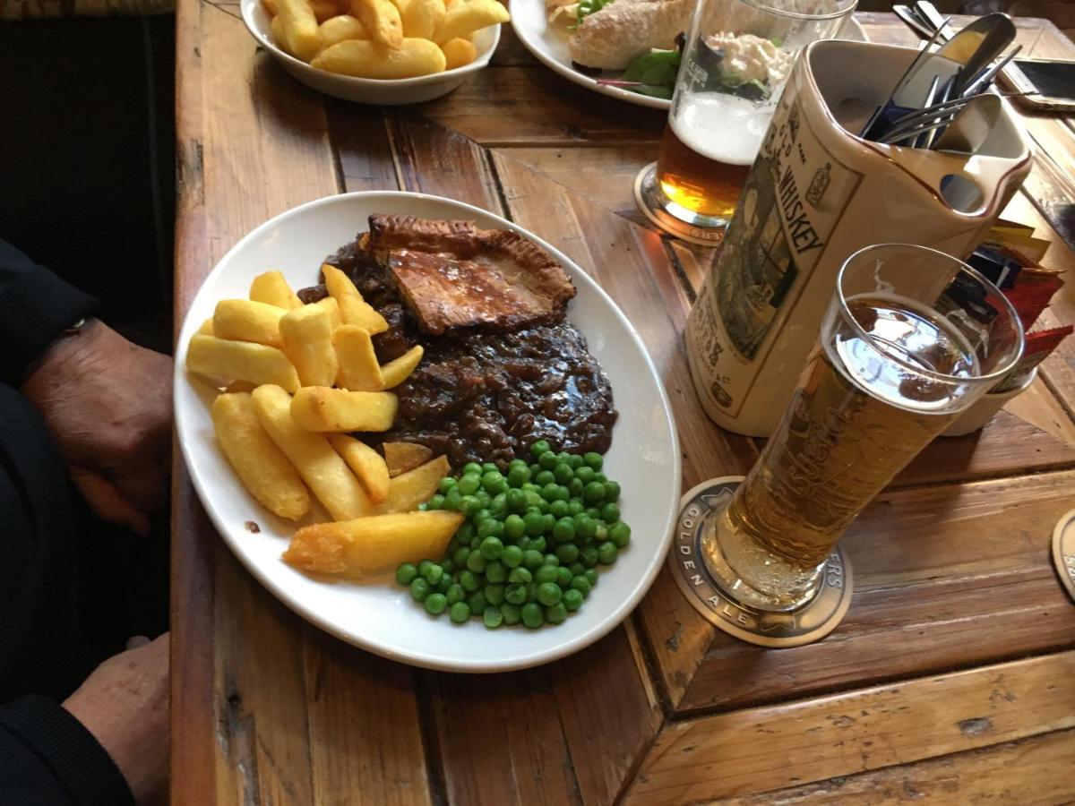 Phelips Arms Bed & Breakfast Montacute Bagian luar foto
